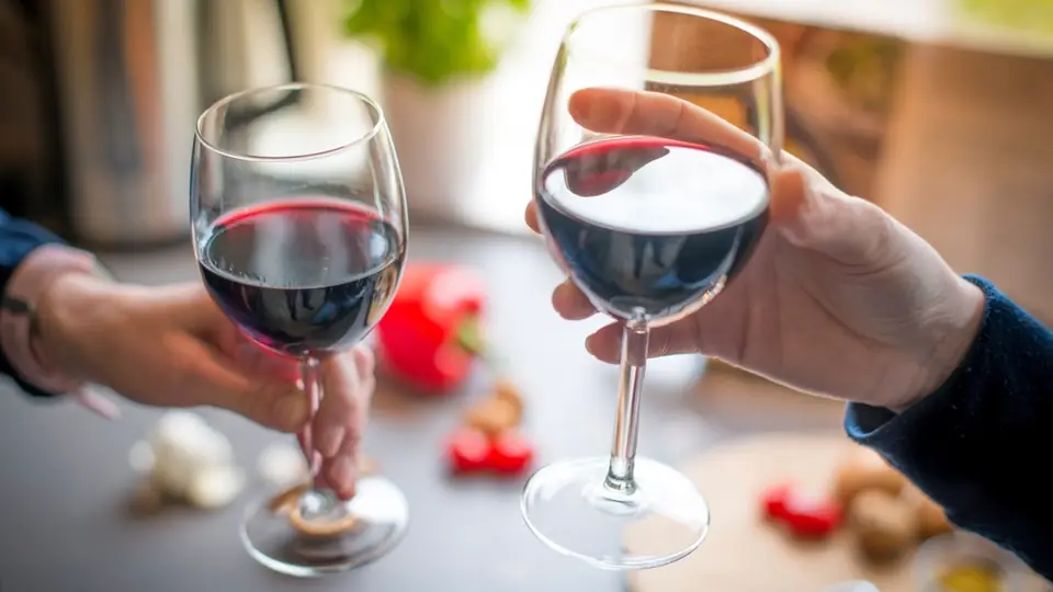 Casual Dating: zwei Weingläser stoßen an