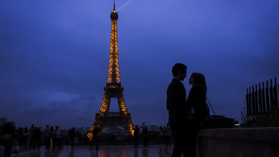 Sex Dating Baden: ein Paar als Silhouette in einer Großstadtnacht