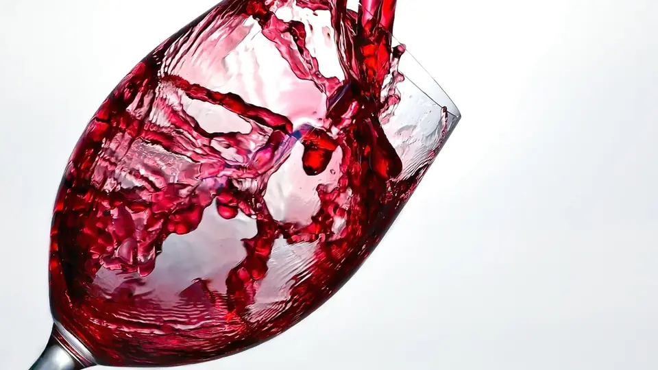 Sex Dating Feldkirch: Rotwein schwappt in einem Glas