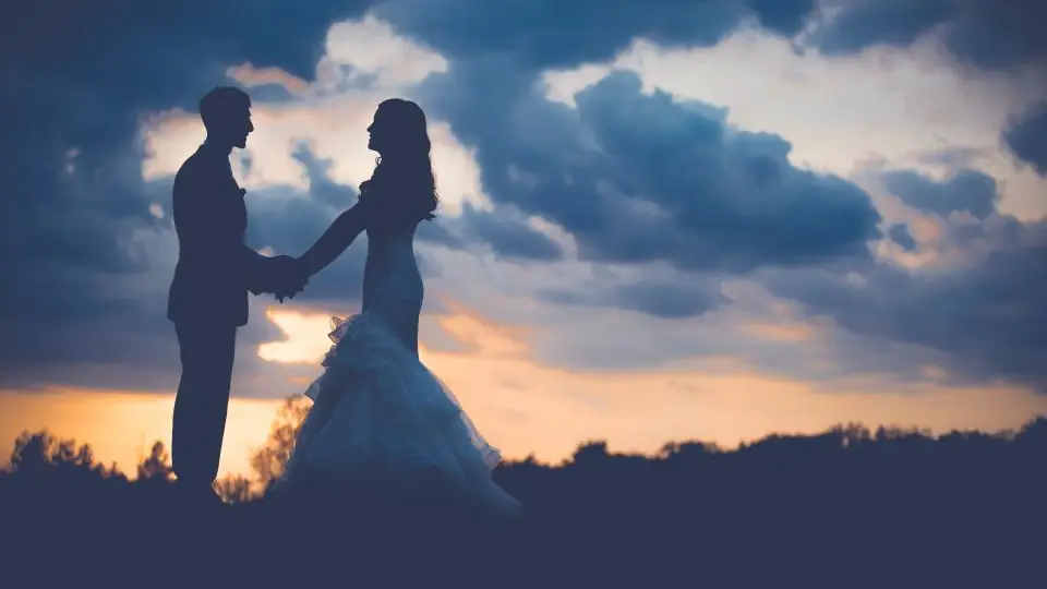 Sex Dating Graz: ein Paar als Silhouette vor Abendwolken