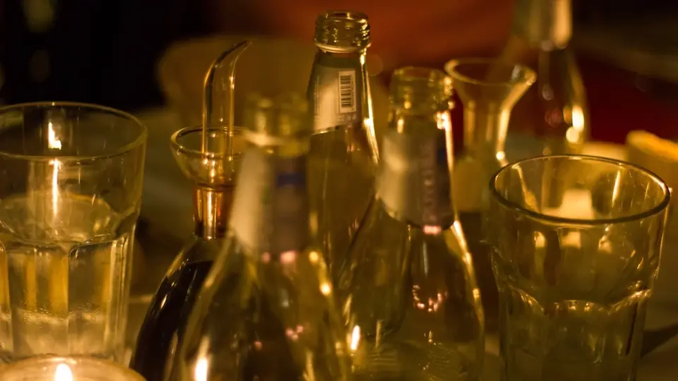 Sex Dating Kärnten: goldenes Licht in Gläsern