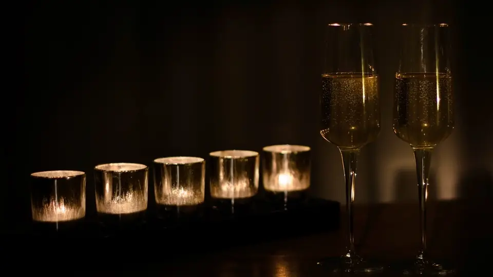 Sex Dating Klagenfurt: eine Reihe Teelichter in einem dunklen Raum