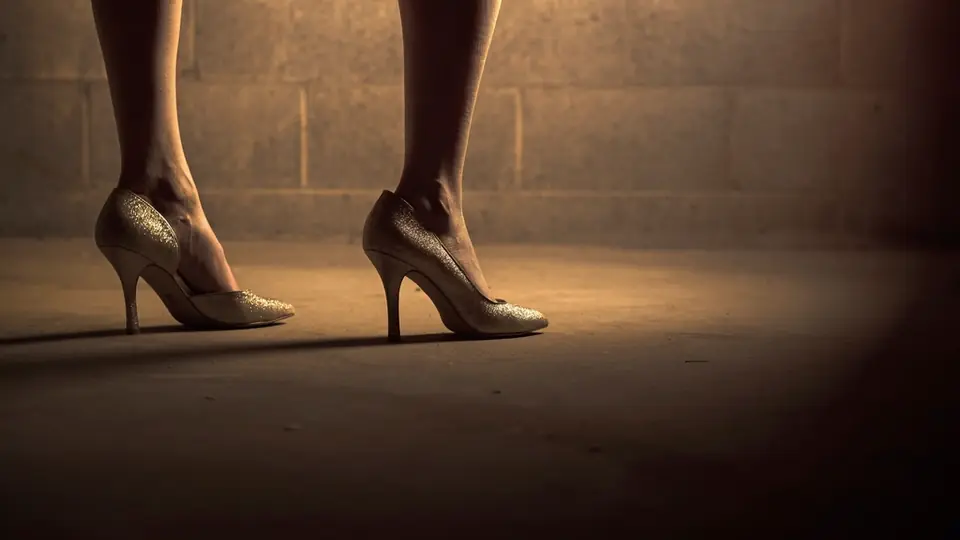 Sex Dating Krems: Beine in hohen Schuhen im warmen Licht