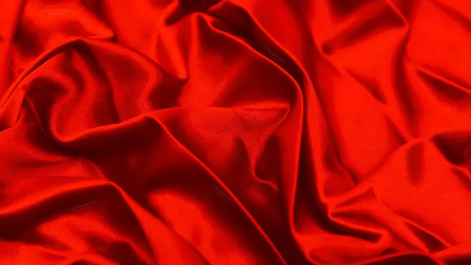 Sex Dating Leoben: roter Seidenstoff in weichen Falten