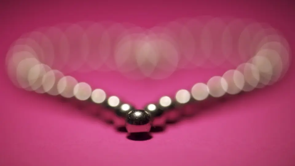 Sex Dating Leonding: eine Perlenkette in Herzform auf Rosa