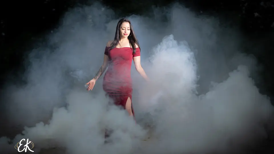 Sex Dating Linz: eine Frau im roten Kleid in weißem Nebel