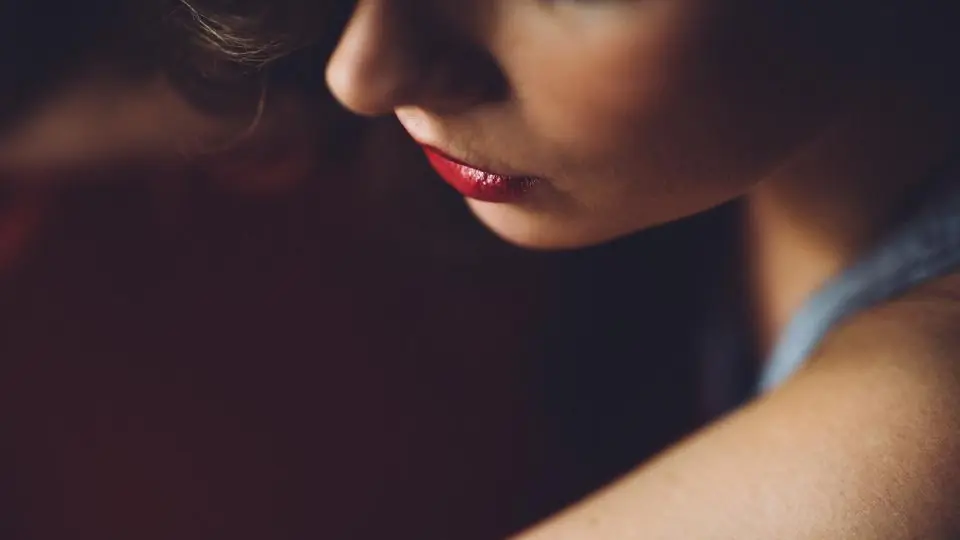 Sex Dating Oberösterreich: Schulter und Nacken einer Frau im Schatten