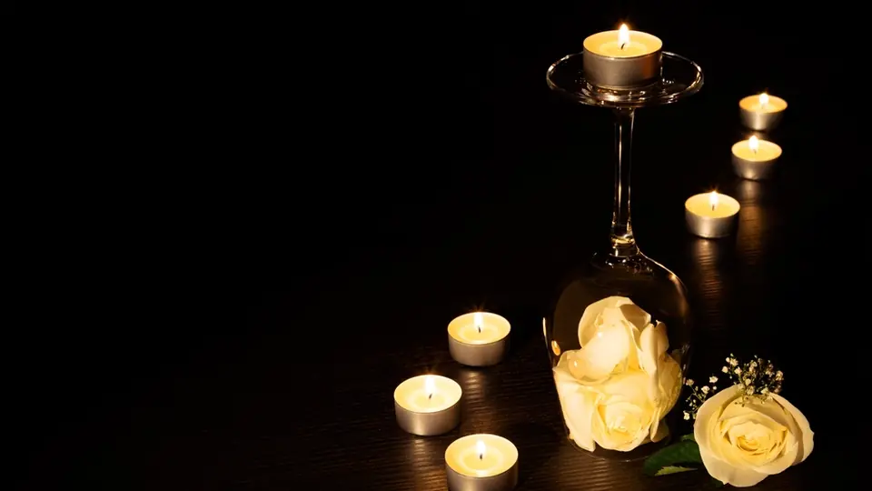 Sex Dating Salzburg: Kerzen und eine Rose im Dunkeln