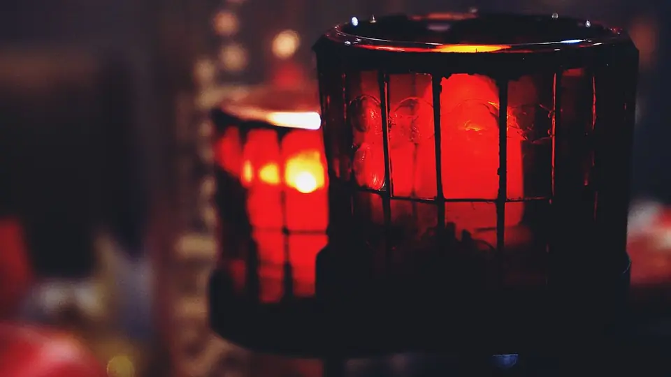 Sexkontakte in Österreich: rotes Licht einer Kerze im Dunkeln