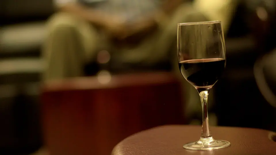 Sicheres Sexdate: ein Glas Rotwein auf einem Tisch in einer Bar