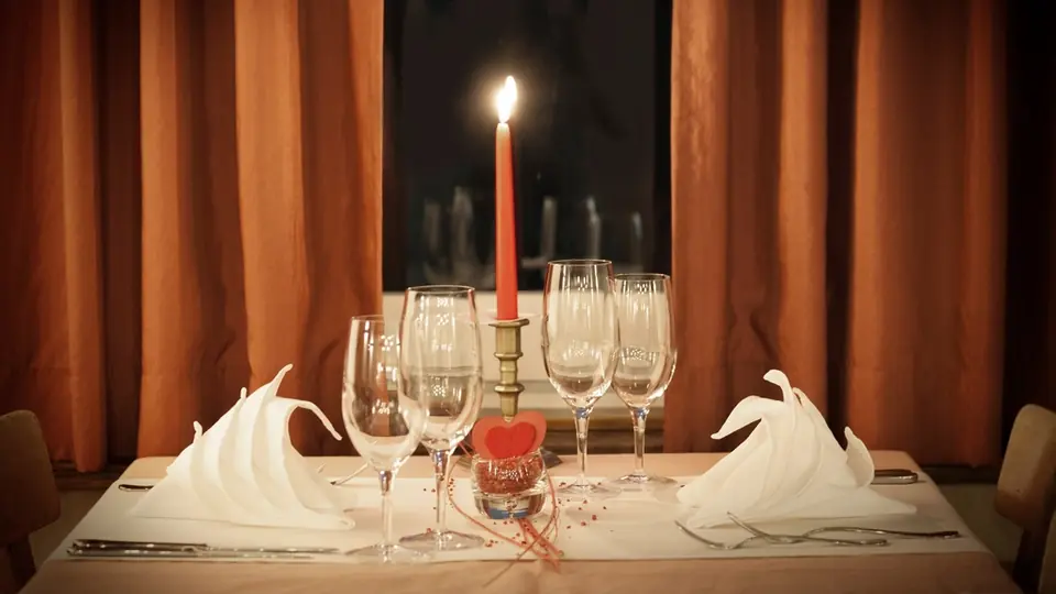 Sex Dating: ein gedeckter Tisch mit Kerzen für ein Date