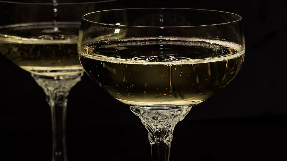 Sex Dating ohne Druck: zwei Gläser Sekt vor schwarzem Hintergrund