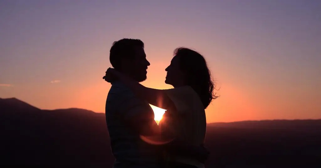Sex Dating in Österreich: ein Paar als Silhouette vor dem Sonnenuntergang