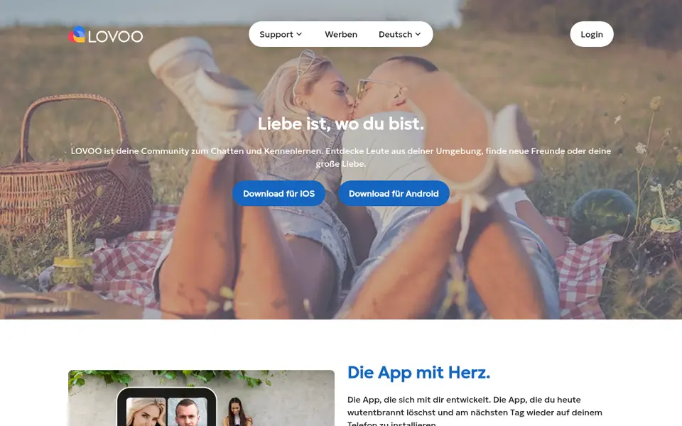 LOVOO Erfahrungen: deutsche Startseite mit dem Leitsatz «Liebe ist, wo du bist» und Download für iOS und Android