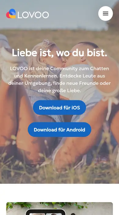 LOVOO Erfahrungen am Handy: mobile Startseite von lovoo.com mit den Download-Knöpfen